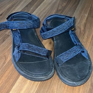 Men’s Teva size 11